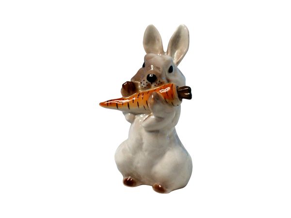 Скульптура Заяц с морковкой №2