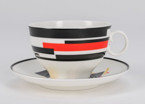 Чашка с блюдцем чайная форма Яблочко рисунок Горизонтальное движение